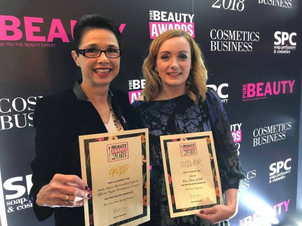 Louise Scott, Chief Scientific Officer y Samantha Peel, Fragrance Brand Manager